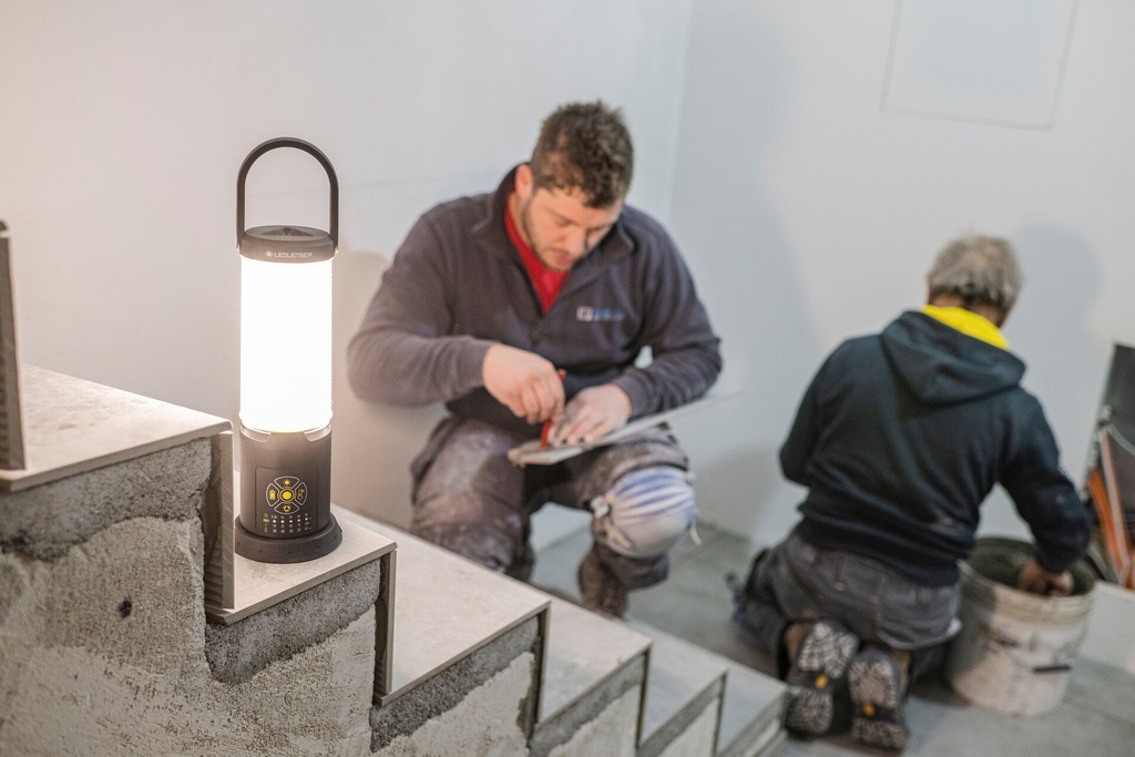 AL10R-Work-502911_usage-tiler-construction-site_HW81283_6000x4000_1920x1920