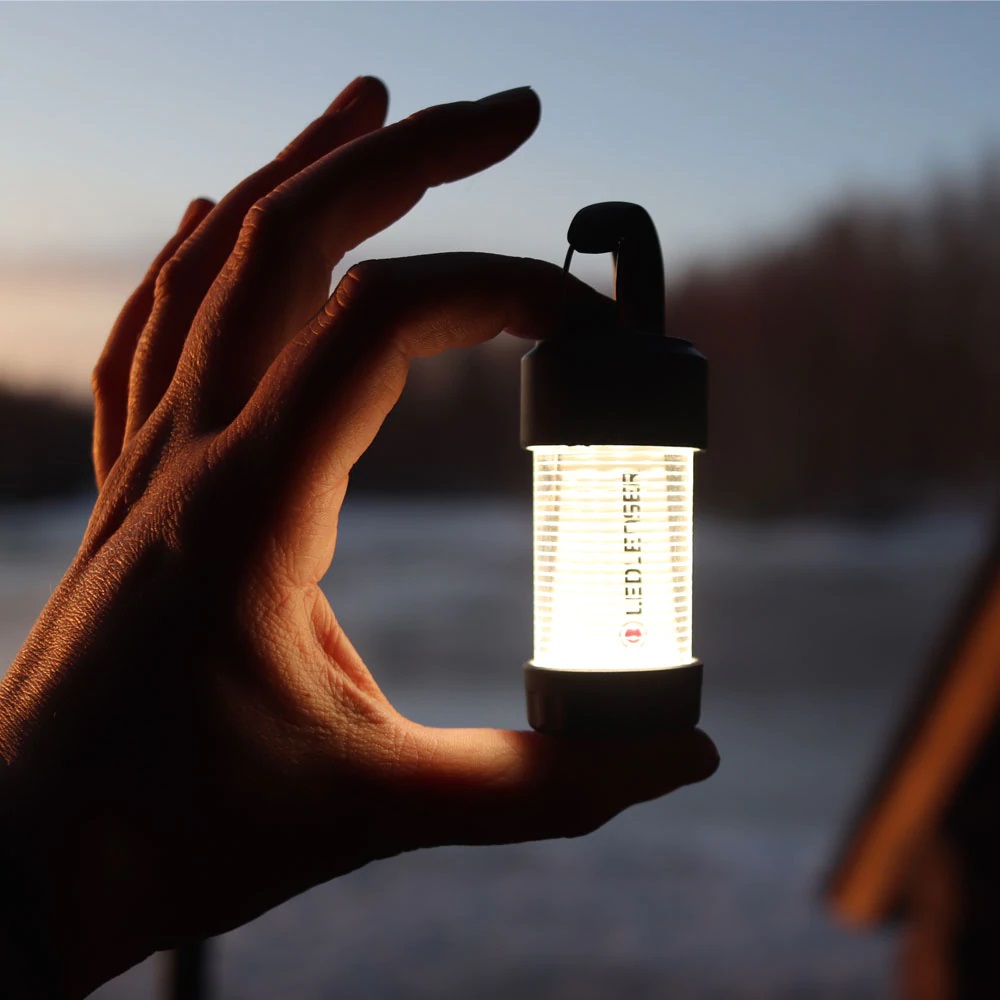 UPL_led-lenser-ml4-warm-light-hand_1024x